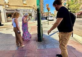 Medina und Sguiglia wiesen auf den Schmutz neben dem Laternenpfahl hin, und Porras erklärte, dass er von den Hunden stamme.