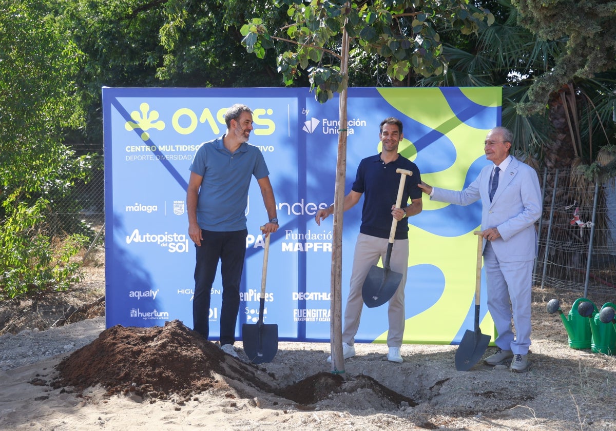 Die Initiatoren des Projekts, Berni Rodríguez und José Manuel Calderón, zusammen mit dem Bürgermeister von Málaga, Francisco de la Torre, bei der symbolischen Pflanzung des ersten Baums.