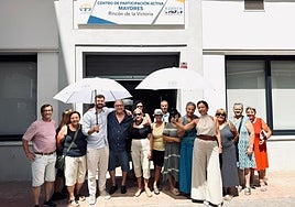 Verteilen von Regenschirmen im Zentrum für aktive Beteiligung.