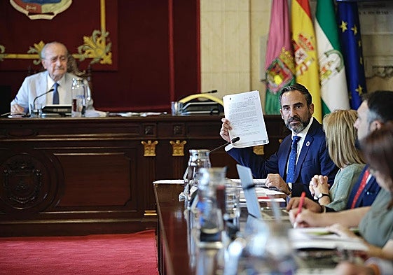 Francisco de la Torre und Oppositionsführer Dani Pérez, in einem angespannten Moment während der Debatte über den Verzicht auf die WM-Spiele 2030.