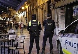Archivbild von örtlichen Polizeibeamten im Zentrum von Málaga.