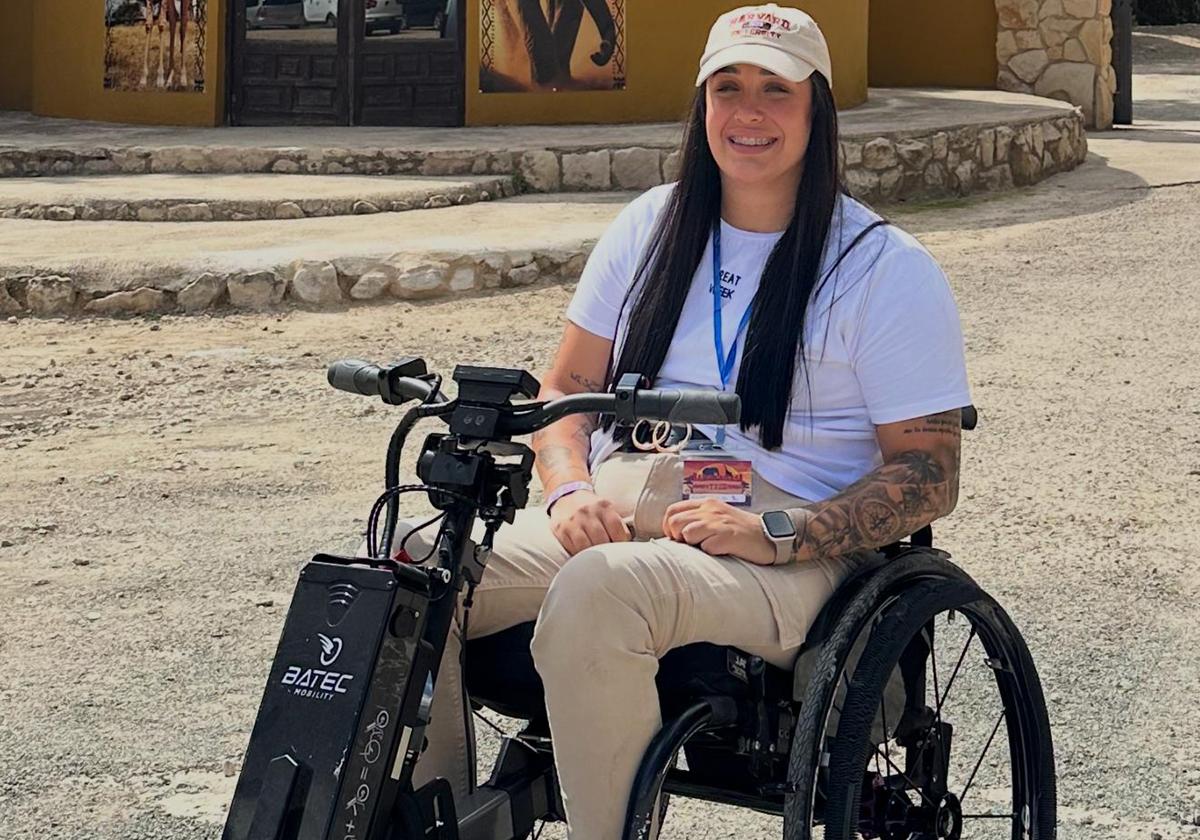 María José Ortiz auf einem aktuellen Foto mit dem Rollstuhl, den sie zur Fortbewegung benötigt.