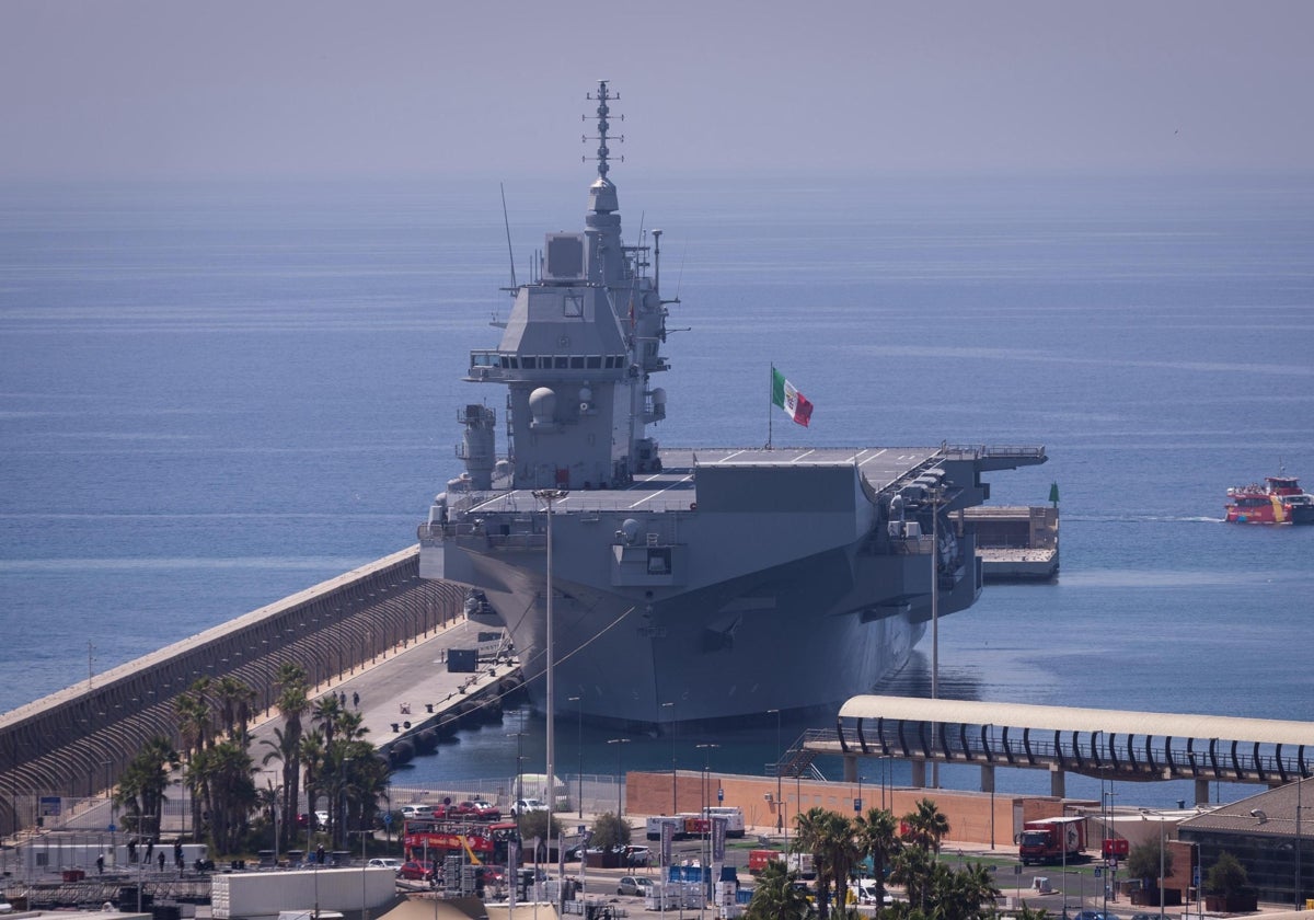 Das italienische Marineschiff Trieste, am Levante-Kai im Hafen von Malaga.