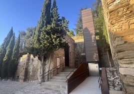 Eingang zum ummauerten Bereich mit dem Aufzug auf der rechten Seite