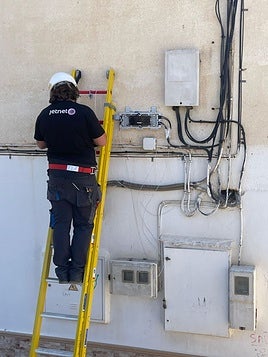 Ein Mitarbeiter des Unternehmen JetNet bei der Installation der Glasfaserkabel.