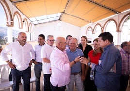 Becerra, in der Mitte im rosa Hemd, wird nach seinem Verbleib im Amt beglückwünscht.