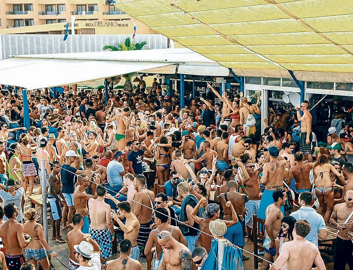 Die rauschenden Partys auf Ibiza gehen von morgens bis nachts.