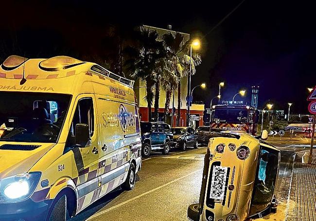 Krankenwagen eilt Fahrer eines verunglückten Autos zu Hilfe.