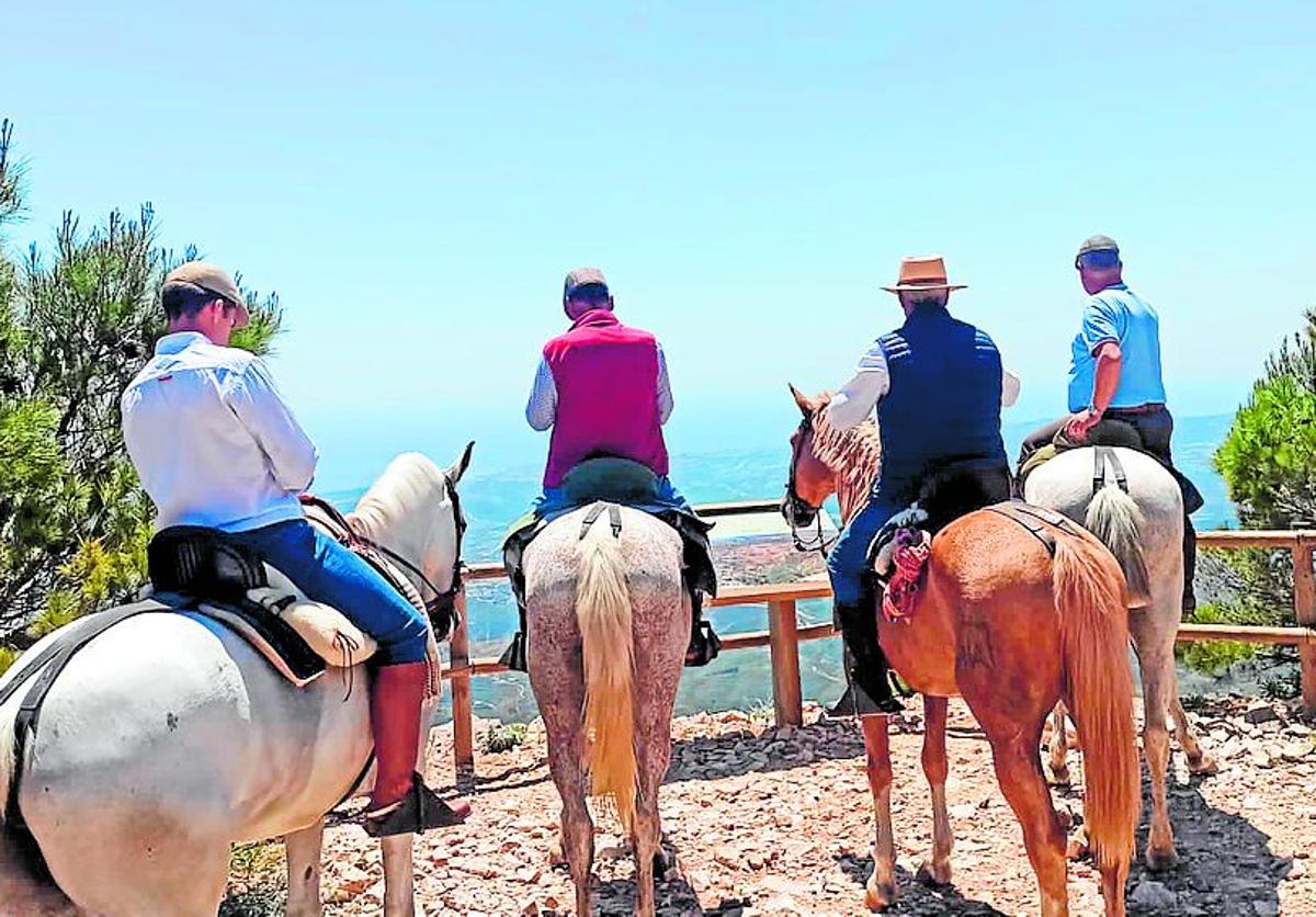 Imagen principal - Die Tour bietet auch einen fantastischen Blick über die Küste bis zum Felsen von Gibraltar.(1. Foto). In Mijas kann man auch am Strand reiten. (2. Foto). Juan López-Ayala Valverde (3. Foto).