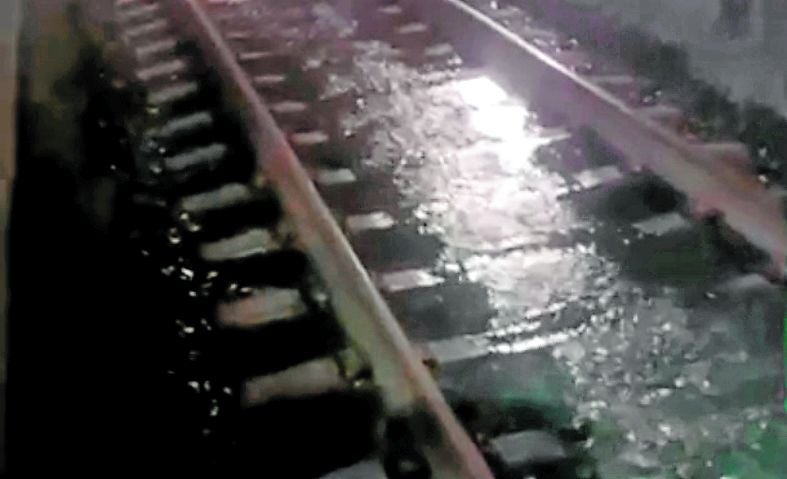 Das Wasser reicht bis zu den Schienen..