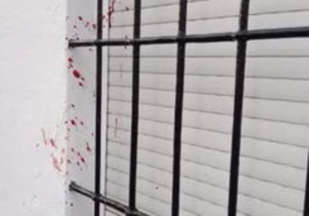 Blutspuren an der Wand eines Hauses in der Straße, in der sich die Ereignisse ereigneten.