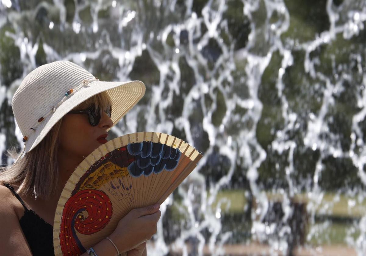 Die zweite Hitzewelle des Sommers trifft auch in Málaga ein: Aemet aktiviert die gelbe Warnung
