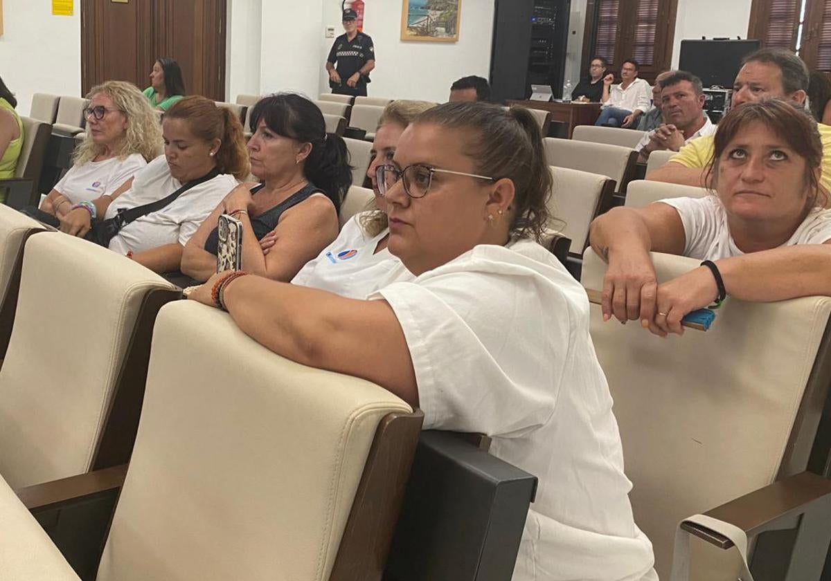 Beschäftigte des häuslichen Pflegedienstes in der Plenarsitzung des Rathauses von Mijas.