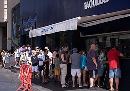 Die Fans stehen am Montag vor dem Ticketschalter in La Rosaleda Schlange.