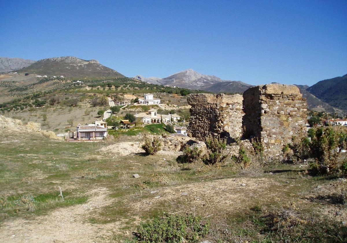 Imagen principal - Ort von Mythen und Legenden: die Burg Zalia in Alcaucín im Hinterland der Provinz Málaga
