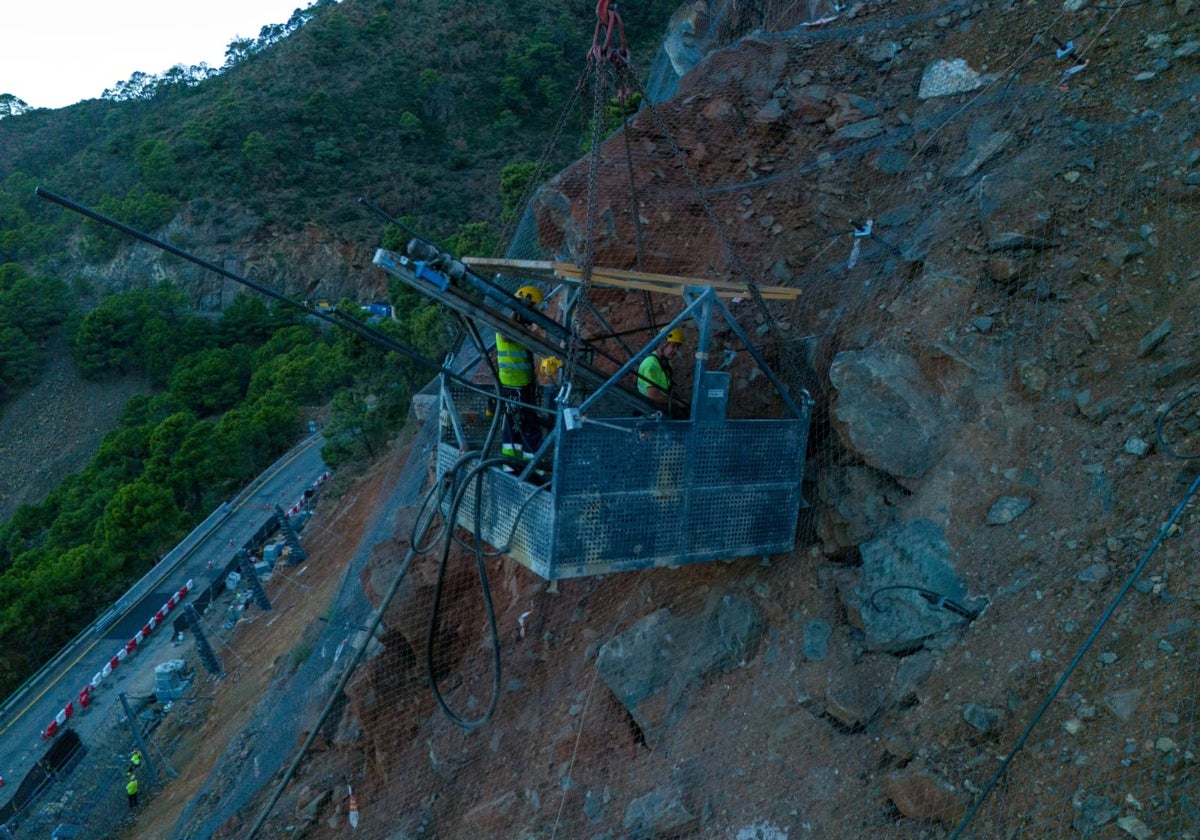 Derzeit wird auf dem einspurigen befahrbaren Abschnitt die Betonmauer stabilisiert.