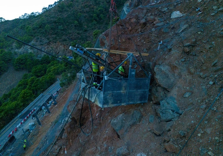 Derzeit wird auf dem einspurigen befahrbaren Abschnitt die Betonmauer stabilisiert.