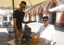 Auf einer Terrasse einer Bar in Benidorm wird ein Bier serviert.