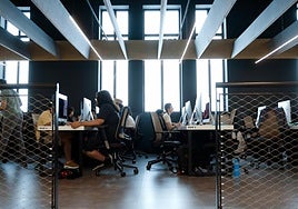 Weiterbildung in Informationstechnologien im digitalen Zentrum des Tabacalera-Gebäudes.