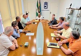 Die Bürgermeisterin von Fuengirola, Ana Mula, mit Gewerkschaftsvertretern im Rathaus auf einem Archivbild.