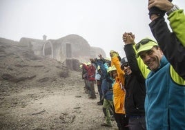 Wanderer vor der Elorrieta-Hütte in der Sierra Nevada.
