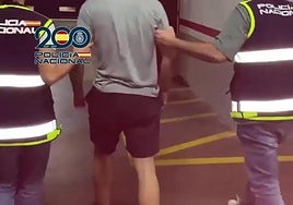 Die Polizei beim Abführen eines der Festgenommenen.