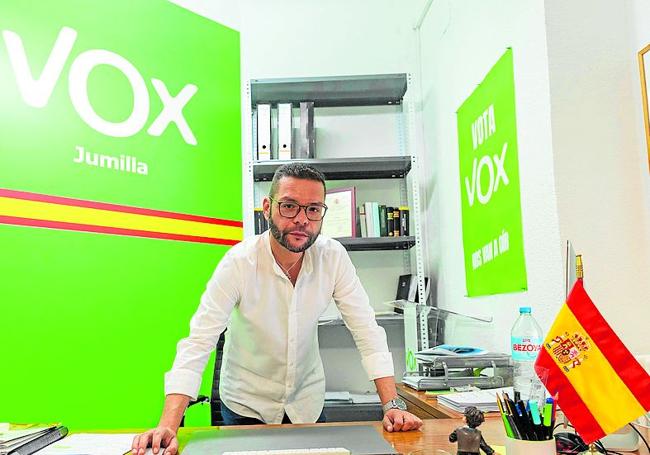 Vox-Stadtrat von Jumilla, Juan Agustín Carrillo, in seinem Parteibüro.