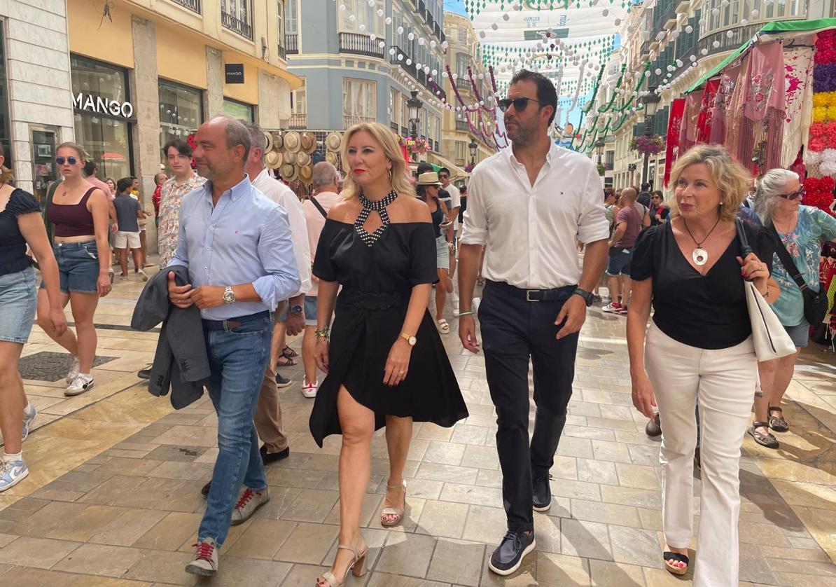 Carolina España während ihres Besuchs auf der Feria von Málaga, zusammen mit anderen Regionalpolitikern.