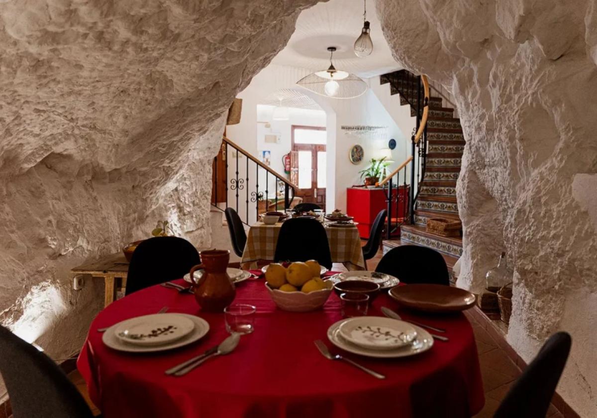 Zum Speisesaal umfunktioniertes Wohnzimmer.