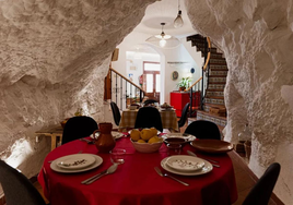 Zum Speisesaal umfunktioniertes Wohnzimmer.