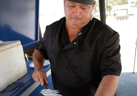 Catalín bereitet einen Sardinen-Espeto vor.