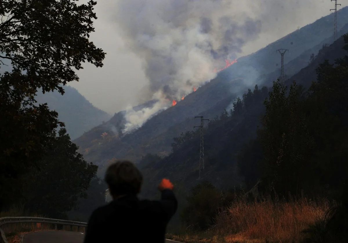 Der Wind und das unwegsame Gelände im Hochgebirge erschweren weiterhin das Löschen des Brandes in der Gemeinde Igüeña in León, die als Risikostufe zwei eingestuft ist.