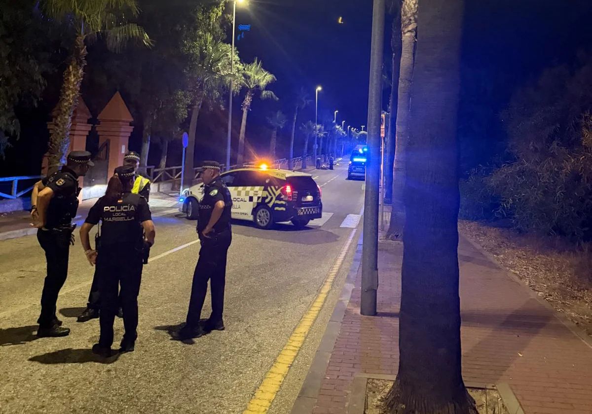Beamte der örtlichen Polizei von Marbella in der Nacht des Unfalls an der Unfallstelle.