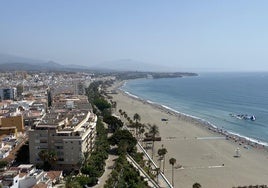 Luftaufnahme der alten N-340, die durch Estepona führt und dort eine Fußgängerzone ist.