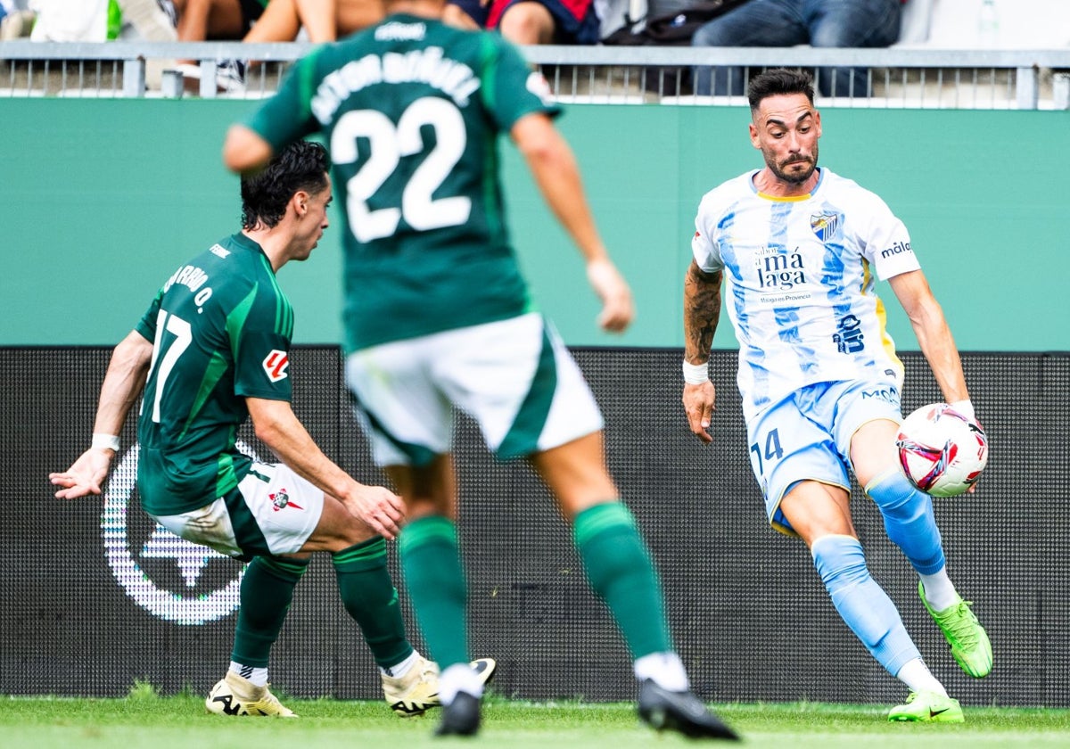Dorrio bedrängt Víctor García während des Spiels zwischen Ferrol und Málaga in der letzten Saison.