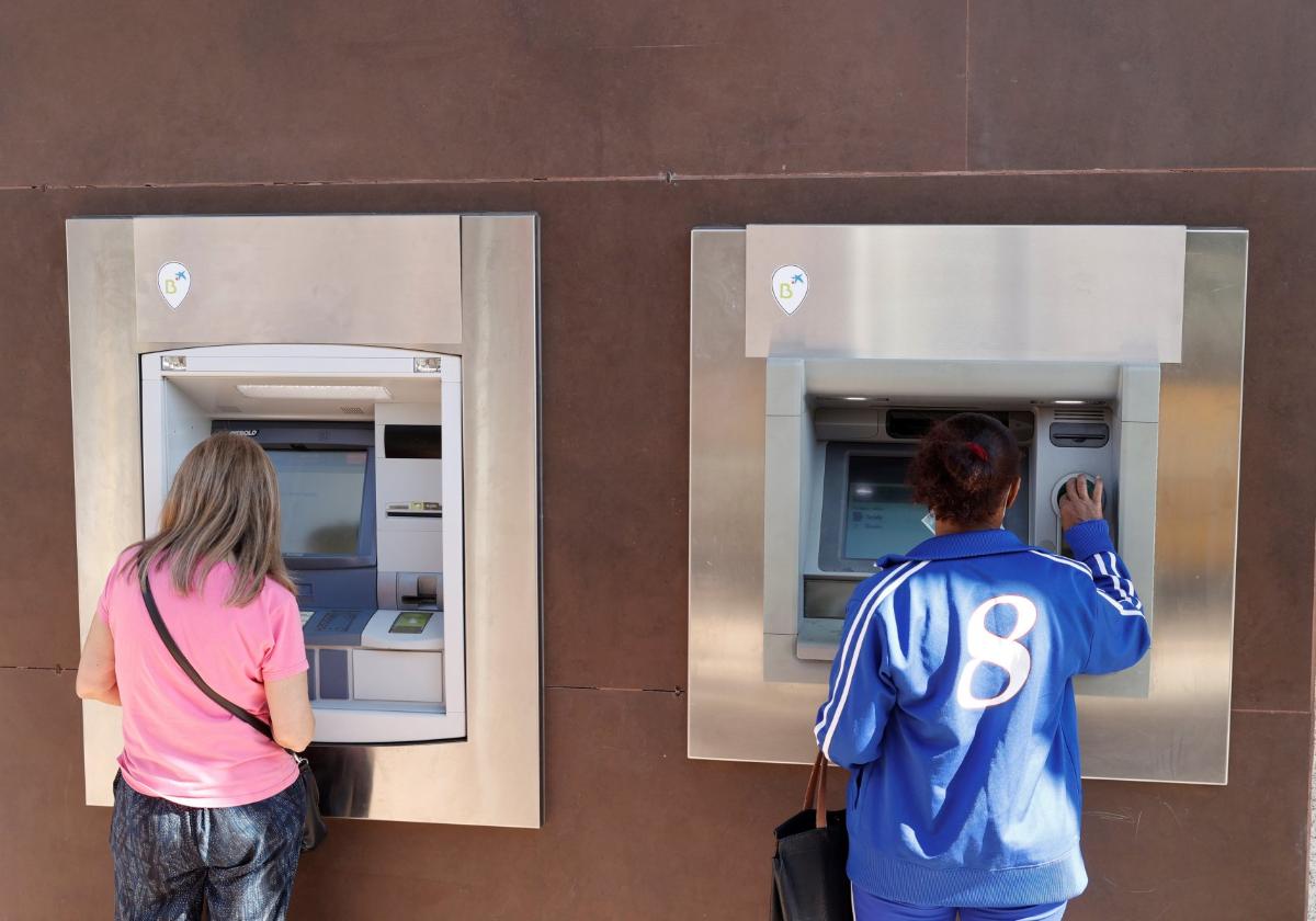 Frau am Bankautomaten.