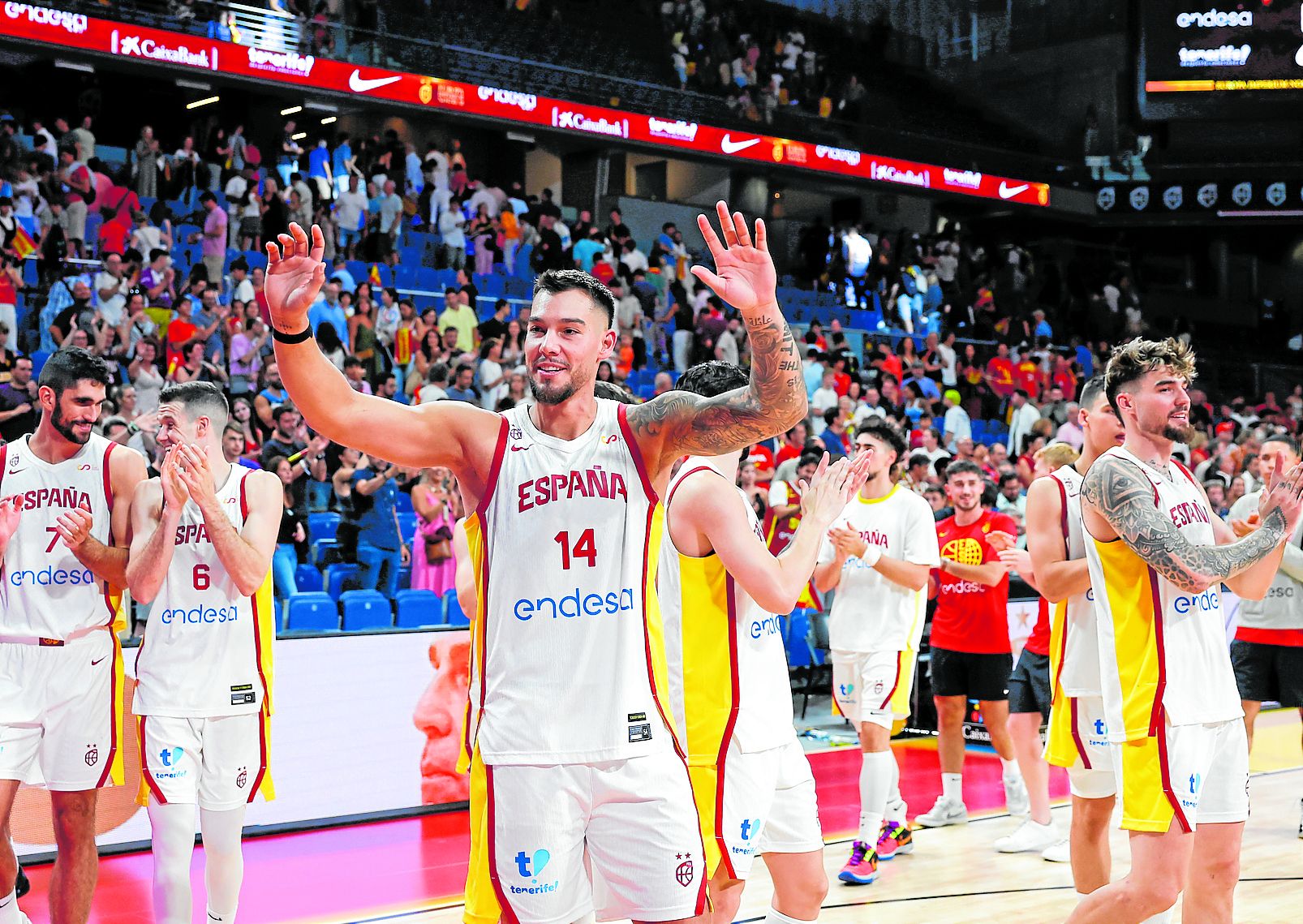 die spanischen Basketballer nach dem Spiel gegen Deutschland in Madrid.