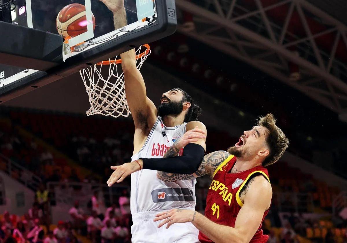 Goga Bitadze trifft im Duell zwischen Georgien und Spanien gegen Juancho Hernangómez.