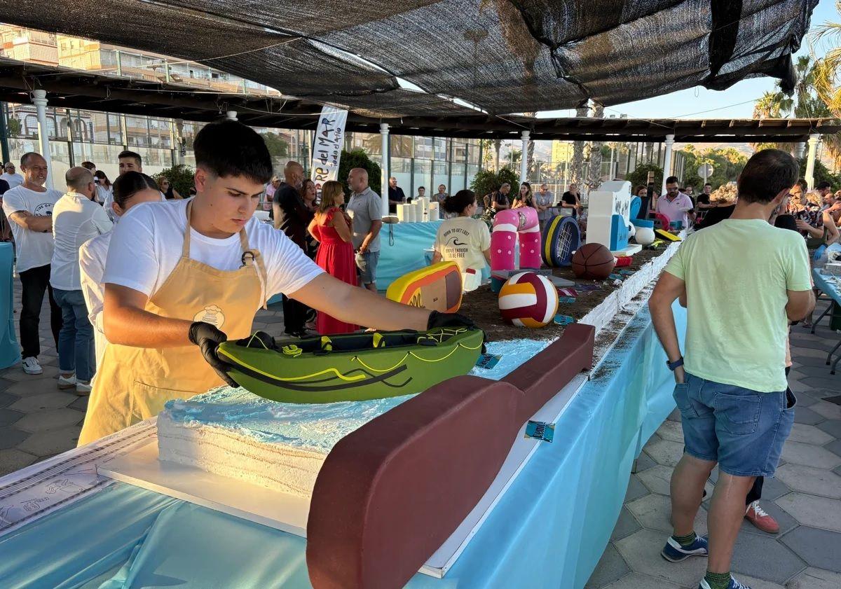 Imagen principal - Touristentag in Torre del Mar: Tausende nahmen ein Stück von der neun Meter langen Torte