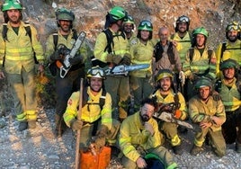 Salvador Pérez «Senderito» mit Einsatzkräften, die er durch das Feuer führte.