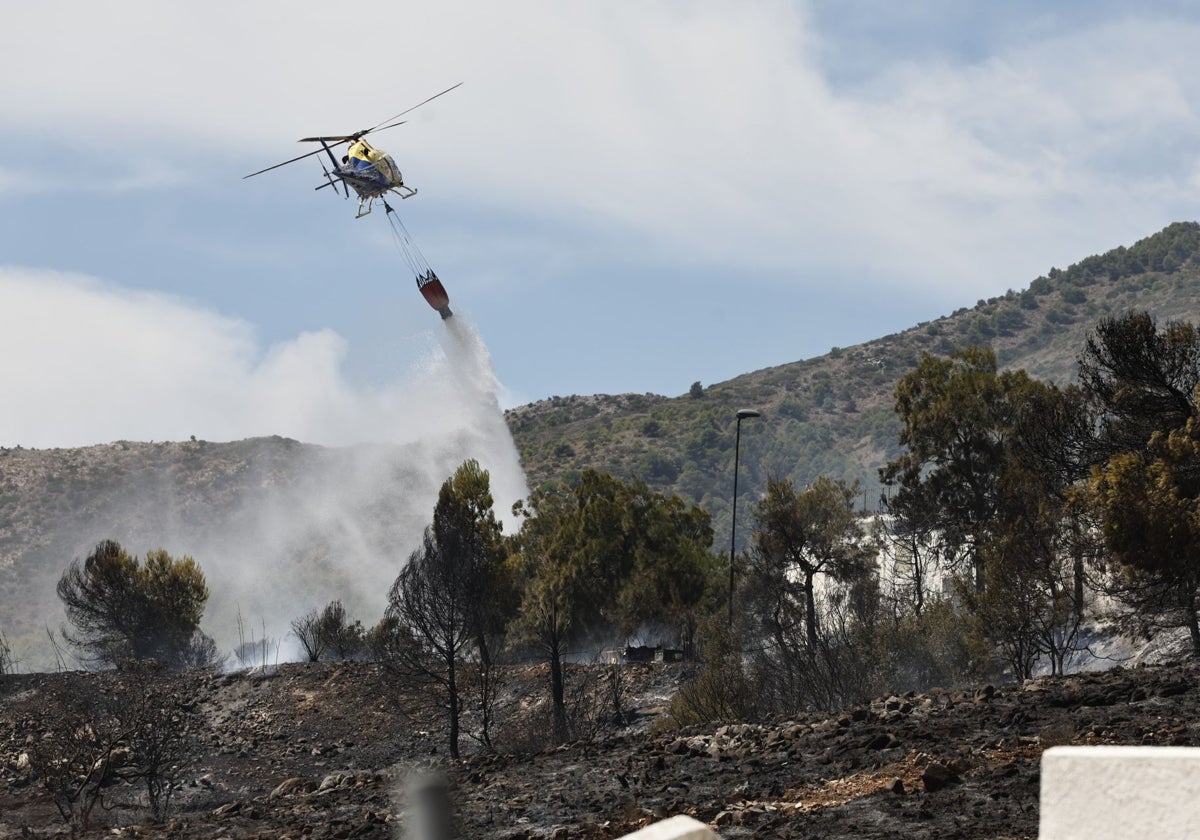 Ein Hubschrauber bei Löscharbeiten am Montag während eines Waldbrands in Málaga.