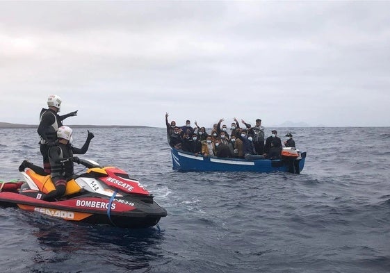 Archivfoto. Rettungskräfte bei der Arbeit, um das Leben von Migranten zu schützen.