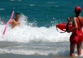 Eine Rettungsschwimmerin überwacht die Badegäste an einem andalusischen Strand.