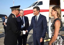 Pedro Sánchez und Begoña Gómez auf den Stufen der Regierungsmaschine.