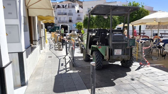 Die Reparaturarbeiten auf der Plaza de la Constitución.