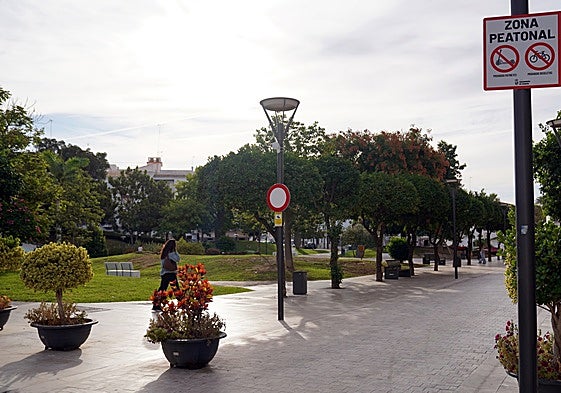 Einer der Fußgängerbereiche, in denen Elektroroller und Fahrräder verboten sind.