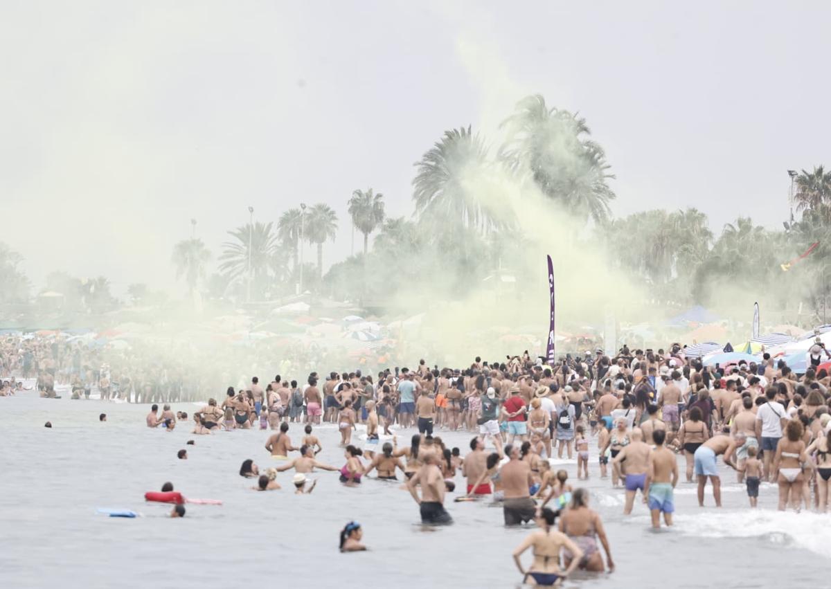 Imagen secundaria 1 - Tausende von Menschen verfolgten das Flugfestival von Torre del Mar