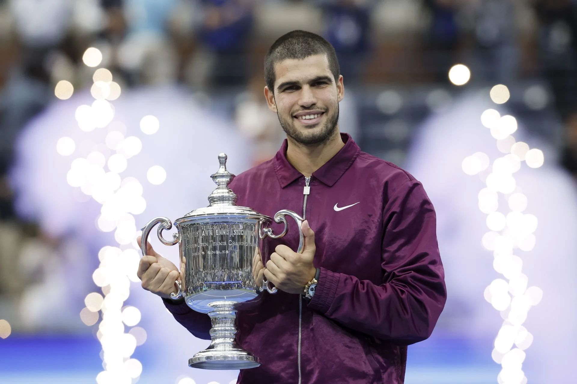 Carlos Alcaraz mit der Trophäe der US Open.