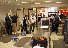 Sicherheitskontrolle am Flughafen Schönefeld.