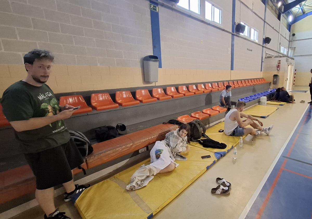 Imagen principal - Oben: Nachbarn, die im Sportzentrum untergebracht sind (Foto: José Rodríguez Cámara). Unten: Erfrischungsarbeiten (Foto: Salvador Salas) und Flammen in der Station Torremuelle im Morgengrauen (Foto: @iampedriito12).